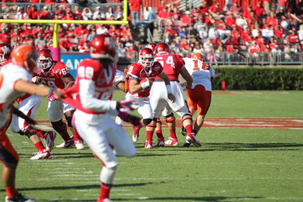 Xavier Maxwell looks on as David Piland takes off and scrambles for yards against UTEP last week.  |  File photo/The Daily Cougar