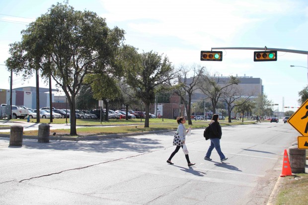 Students cross the street on Calhoun Road.  |  Rebekah Stearns/The Daily Cougar