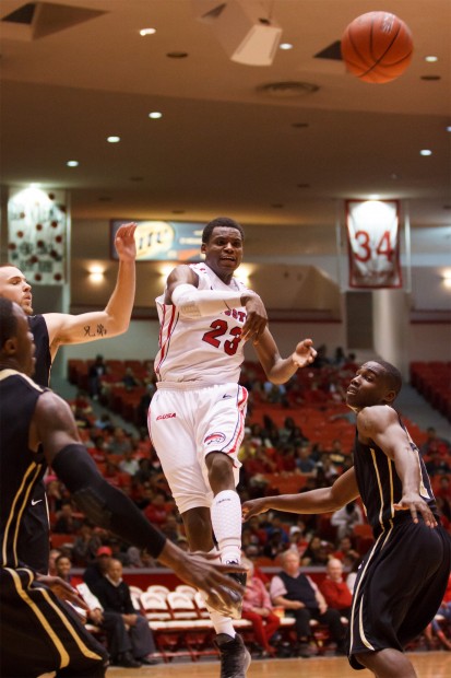 Danuel House led the Cougars in assists (6) and points(15) against UCF. |  Justin Tijerina/ The Daily Cougar
