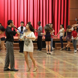 Dance teachers Favian Bustos and Cythia Mendez gave students the groovy steps needed in order to successfully perform salsa dancing moves on the floor | Bethel Glumac/The Daily Cougar