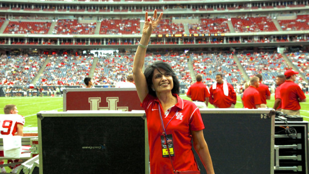 President Khator shows off her Cougar Pride at this Saturday's Bayou Bucket. Fernando Castaldi/The Daily Cougar