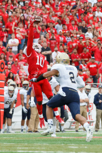 Junior receiver Demarcus Ayers had a great afternoon for UH, recording 161 yards on eight catches and a touchdown with two spectacular catches. | Justin Tijerina/The Cougar