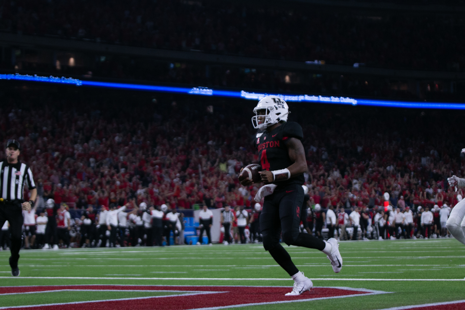 Houston senior quarterback D'Eriq King broke the FBS record most consecutive games with a passing and rushing touchdown after doing it for the 15th game in a row. | Kathryn Lenihan/The Cougar