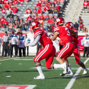 Houston quarterback Clayton Tune extends his arms as he waits for the running back to cross against Cincinnati at TDECU Stadium during the 2019 regular season. | Trevor Nolley/The Cougar