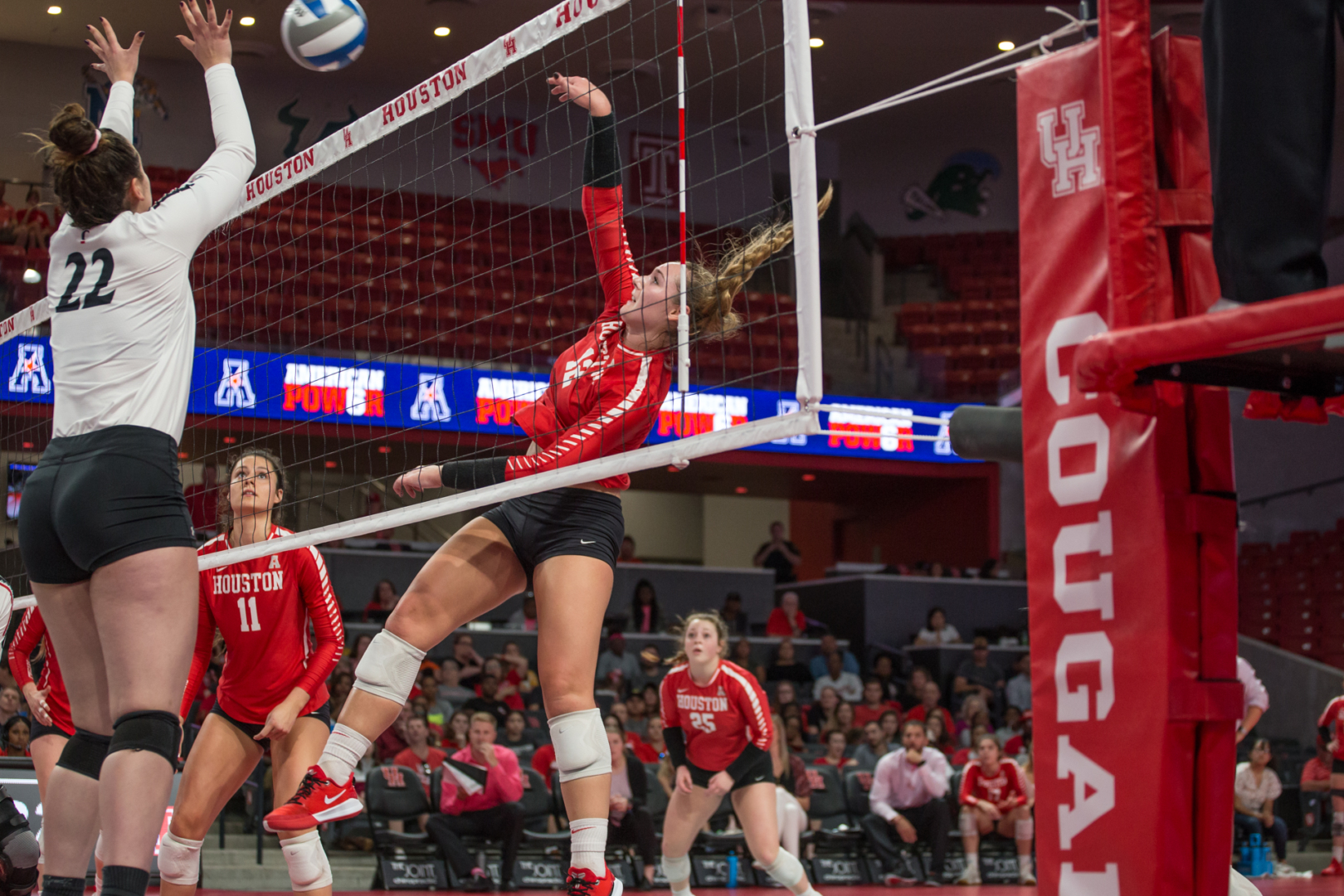 Senior outside hitter Megan Duncan led Houston with 18 kills in the Cougars 3-2 road win over the Bulls on Sunday. | Trevor Nolley/The Cougar