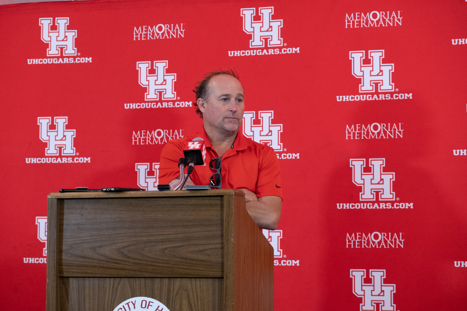 Head coach Dana Holgorsen addressing the media during the 2019 season. On Tuesday afternoon, the head coach said he is aiming for 25-30 practices before the start of the season against Memphis. | Kathryn Lenihan/The Cougar
