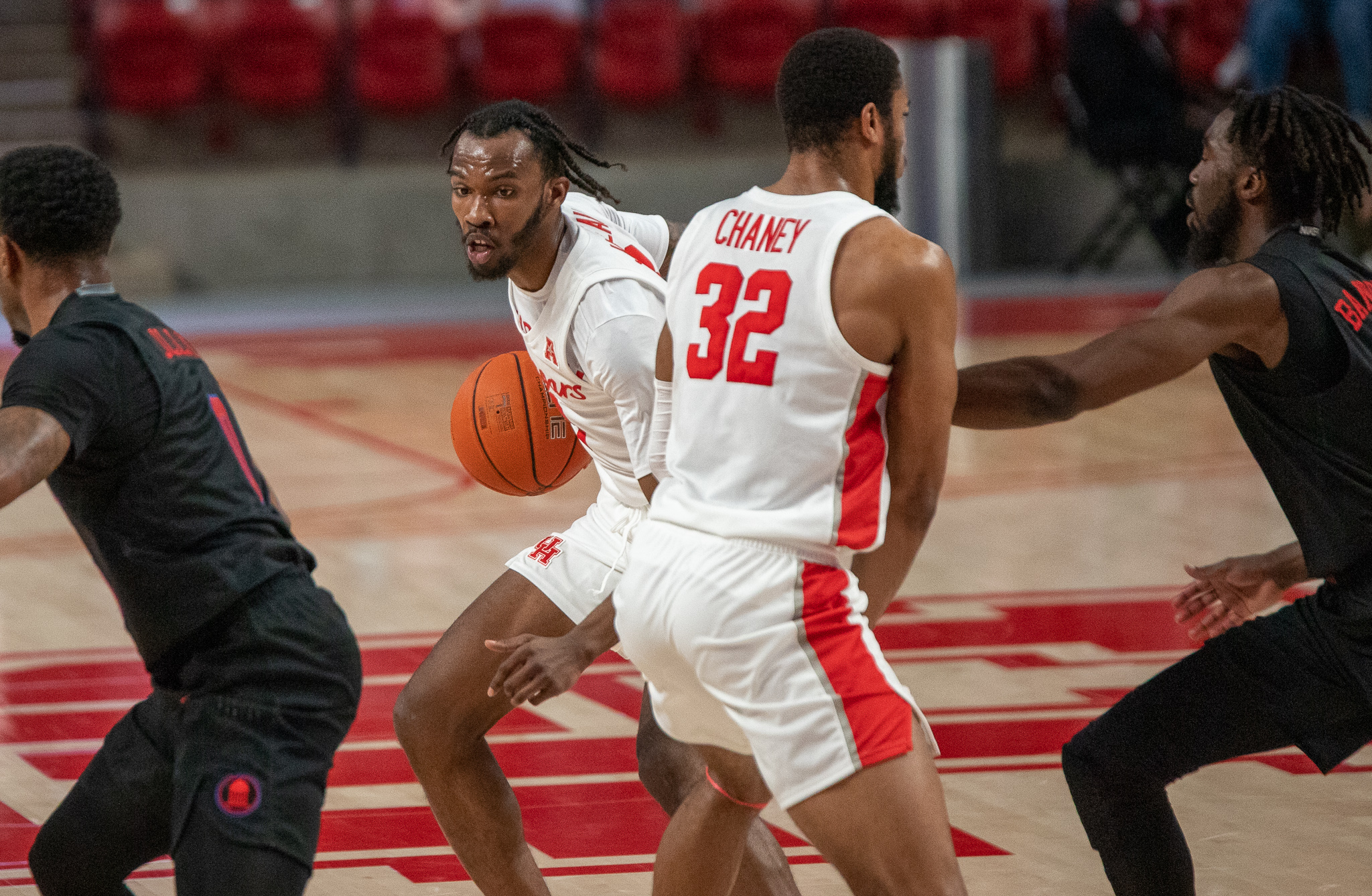 UH senior guard DeJon Jarreau, who had a season-high eight rebounds in the win against USF, uses the screen set by junior forward Reggie Chaney (32) in a game against SMU on Jan. 31. | Andy Yanez/The Cougar