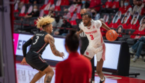 UH guard DeJon Jarreau attacks Cincinnati guar Keith Williams in their game on Sunday at Fertitta Center. Following the contest, head coach Kelvin Sampson said Jarreau was the player who got things going for UH. | Andy Yanez/The Cougar