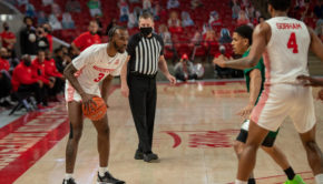 Houston guard DeJon Jarreau waits for a screen from senior forward Justin Gorham. Kelvin Sampson and his team have now gone six straight seasons with 20 or more wins. | Andy Yanez/The Cougar