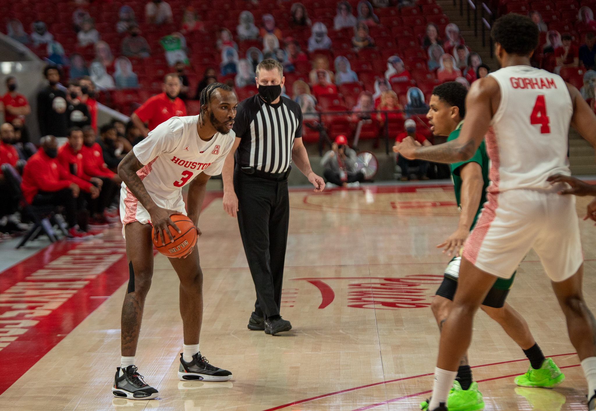 UH guard DeJon Jarreau waits for a screen from senior forward Justin Gorham. Kelvin Sampson and his team have now gone six straight seasons with 20 or more wins. | Andy Yanez/The Cougar