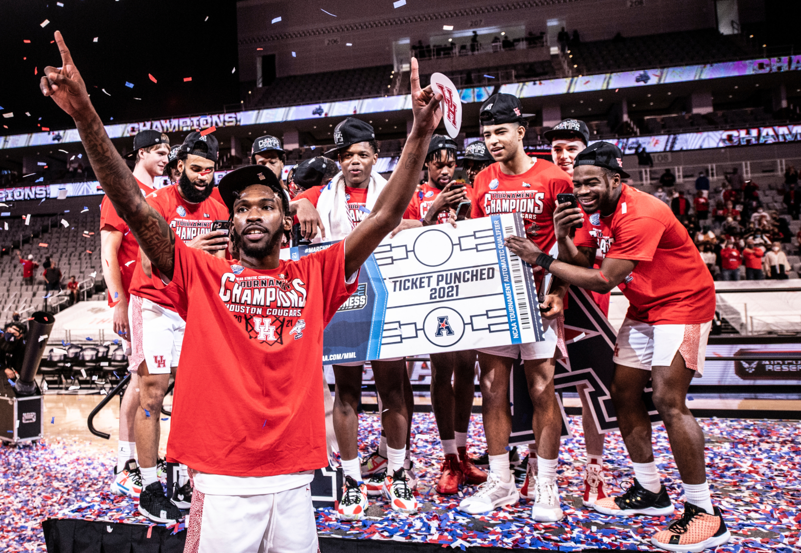 UH guard DeJon Jarreau raises his arms in celebration as the Cougars applaud their performance in winning the AAC Tournament. | Courtesy of UH athletics