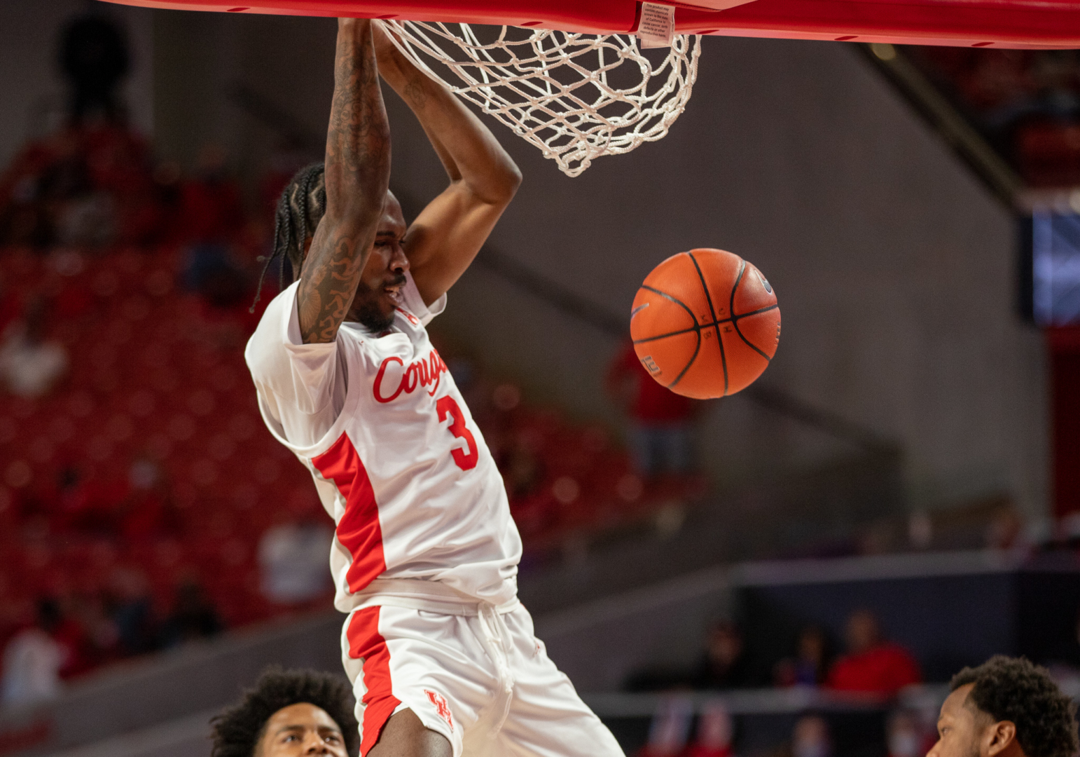 Houston men's basketball guard DeJon Jarreau throws down a slam during Sunday's game against Memphis inside of Fertitta Center. UH rose to the seventh spot in the AP Poll. | Andy Yanez/The Cougar