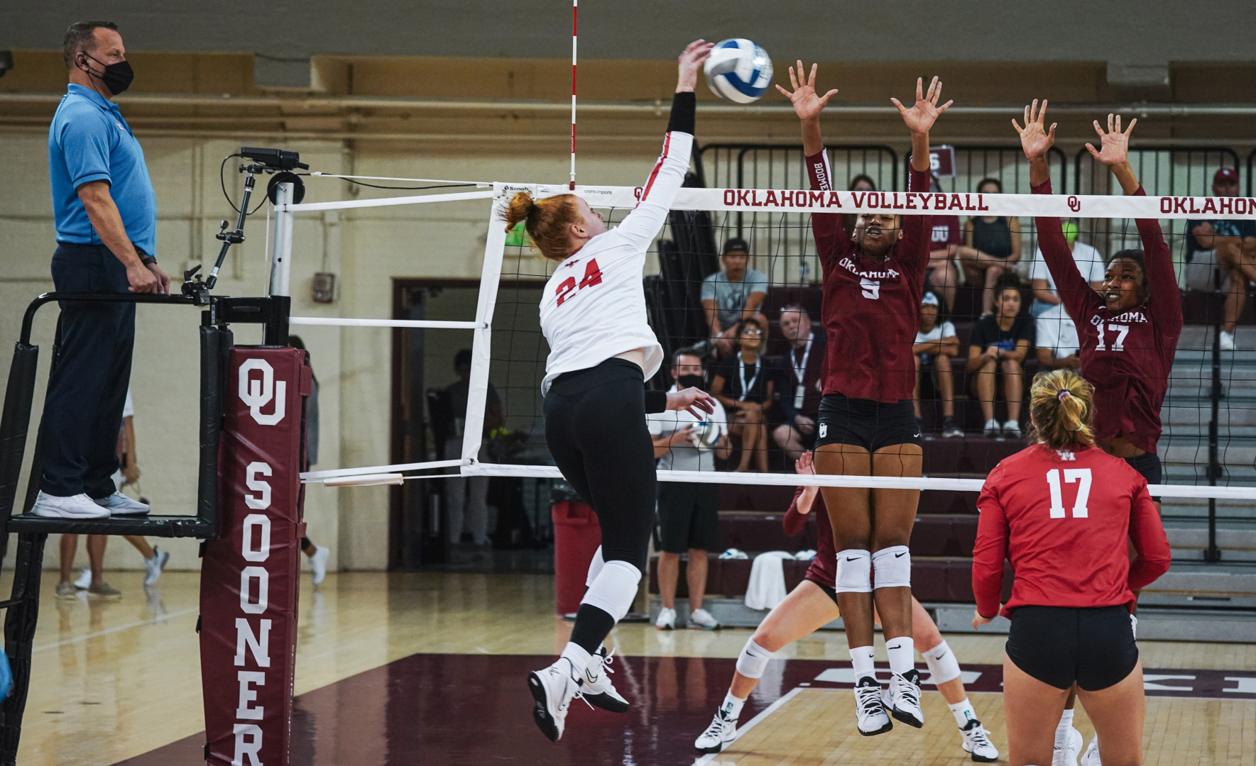 Junior outside hitter Abbie Jackson and UH volleyball went 2-1 over the weekend at the Bama Bash to end non-conference play. | Courtesy of UH athletics