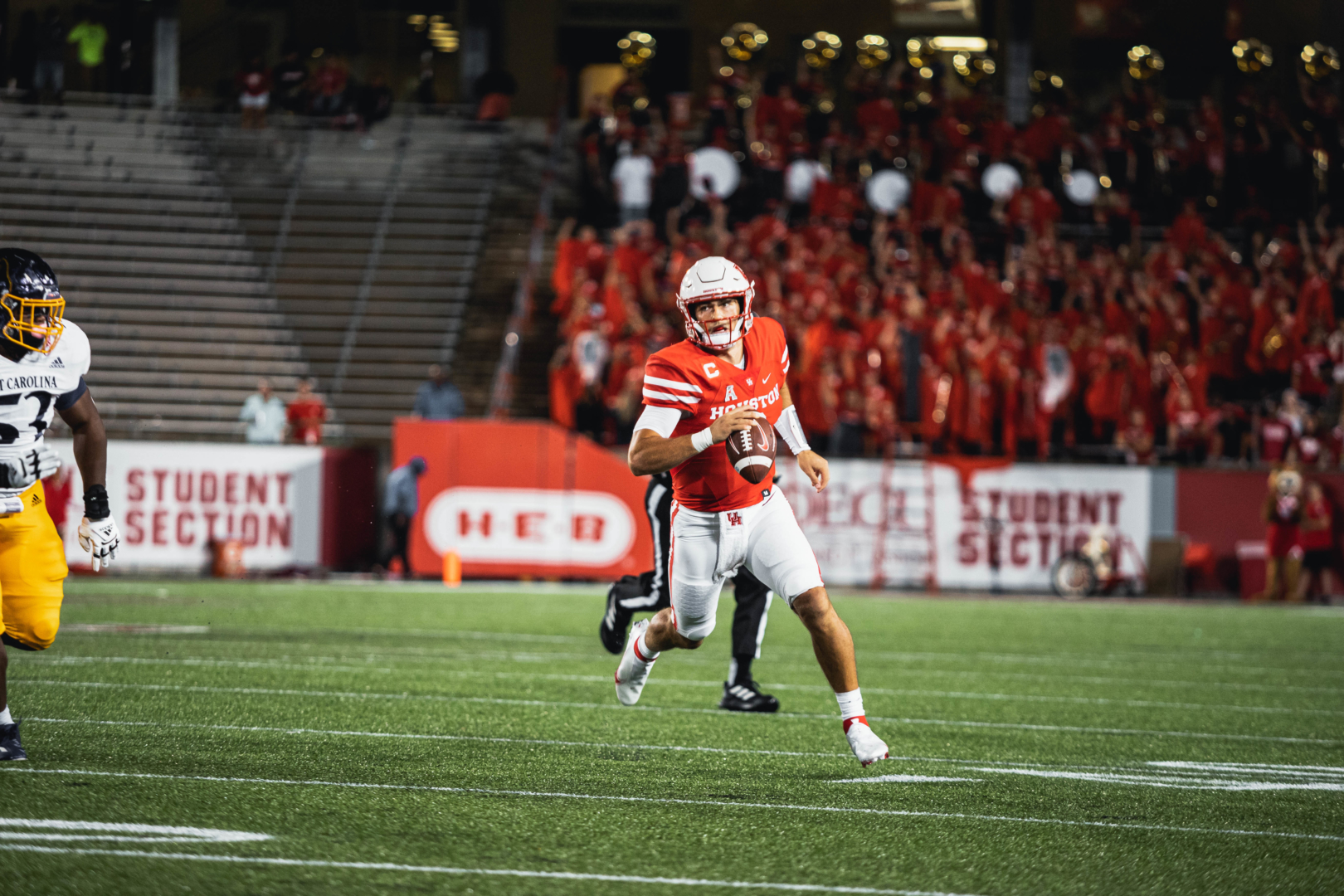 UH quarterback Clayton Tune scrambles during the Cougars' victory over ECU. | James Schillinger/The Cougar