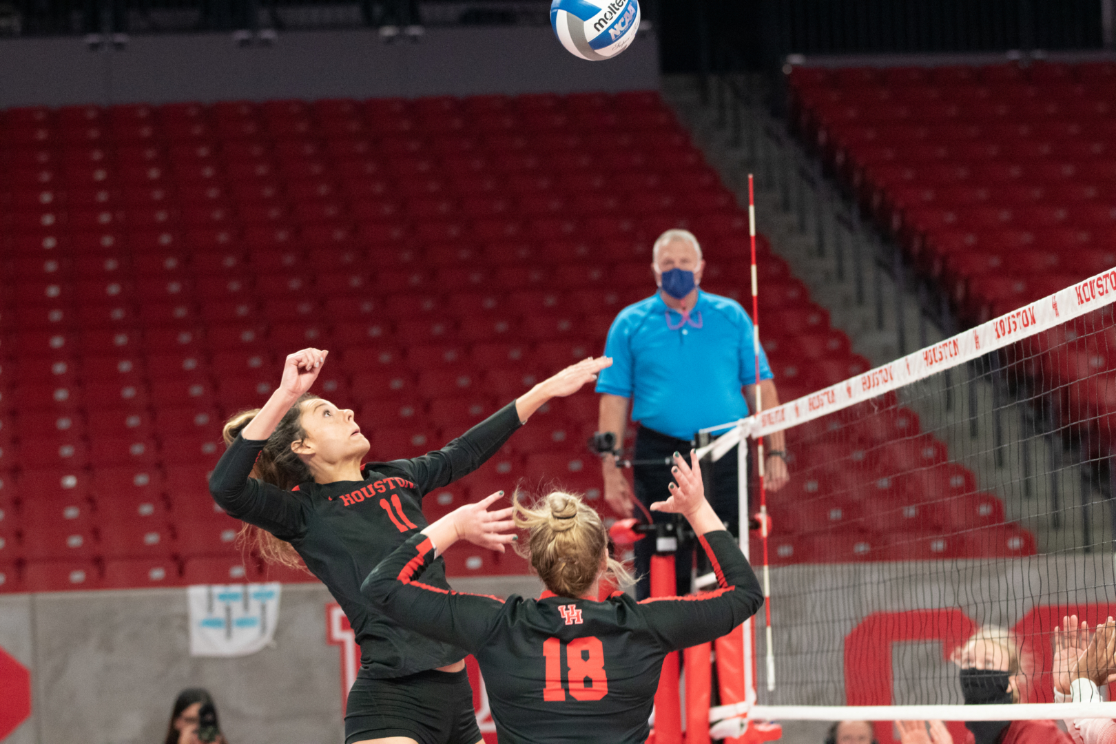 UH volleyball completed its eighth sweep of the 2021 season on Sunday afternoon against Tulsa. | Esther Umoh/The Cougar