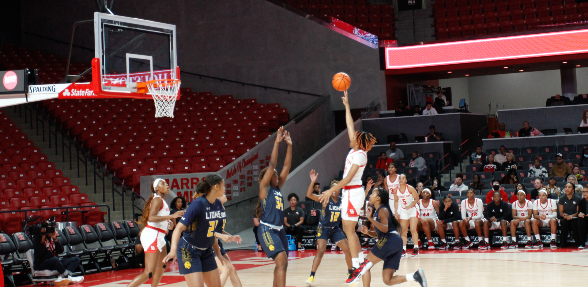 UH junior guard Britney Onyeje scored 14 points in the Cougars' victory over New Mexico on Saturday. | Esther Umoh/The Cougar