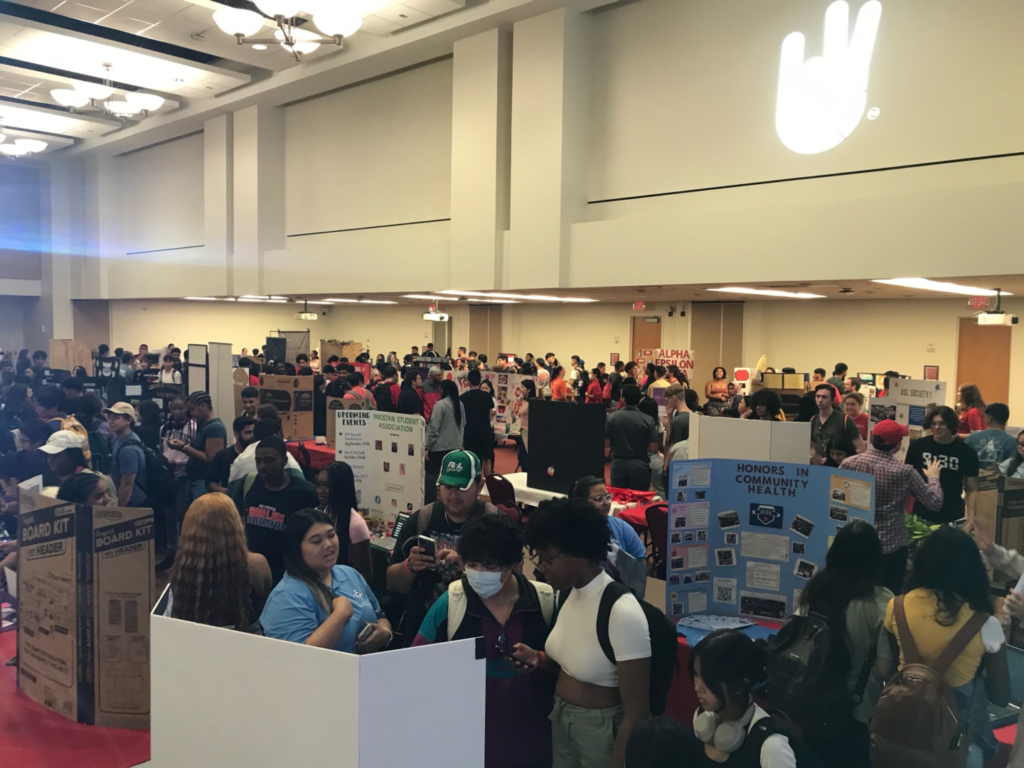 Fall 2022 Cat’s Back offered a chance for student organizations to showcase themselves to UH’s newest students. | Aly Ashry/The Cougar