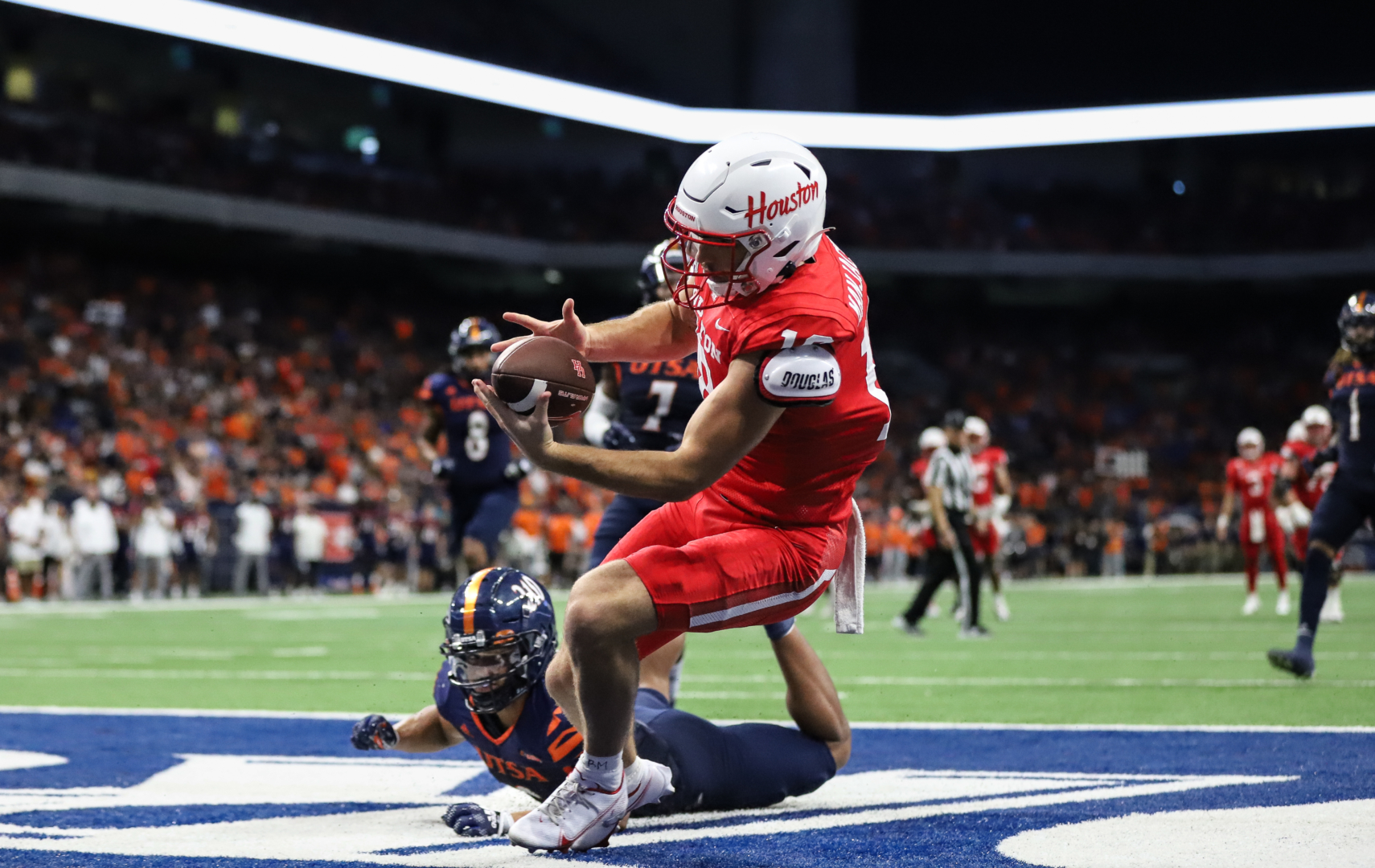 UH football sophomore receiver Joseph Manjack IV hauls in a one-handed touchdown catch in the fourth quarter of the Cougars' victory over UTSA on Saturday at the Alamodome. | Sean Thomas/The Cougar