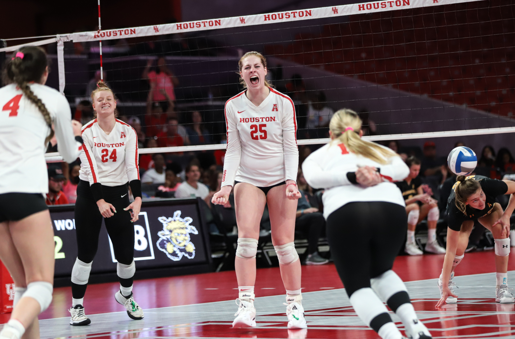 No. 24 UH volleyball stayed red-hot over the weekend, extending its winning streak to 11 with victories over Wichita State and Tulsa. Sean Thomas/The Cougar