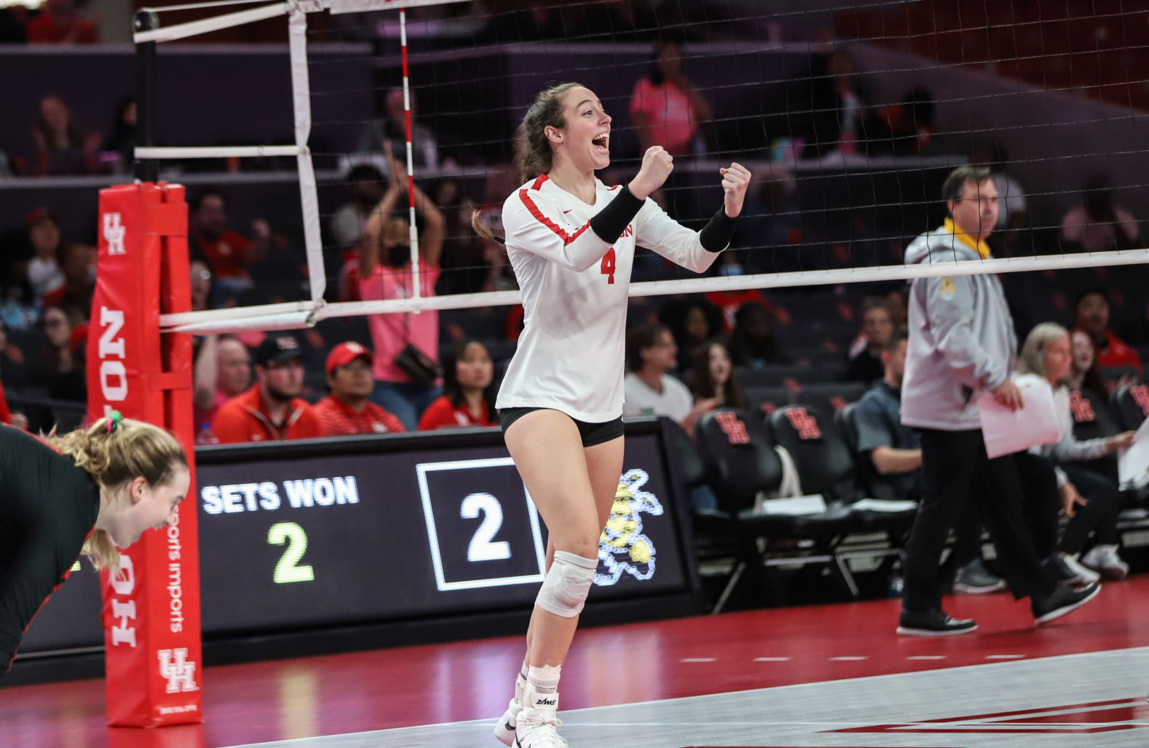 UH volleyball swept Tulsa on Friday night to remain undefeated in AAC play. | Sean Thomas/The Cougar