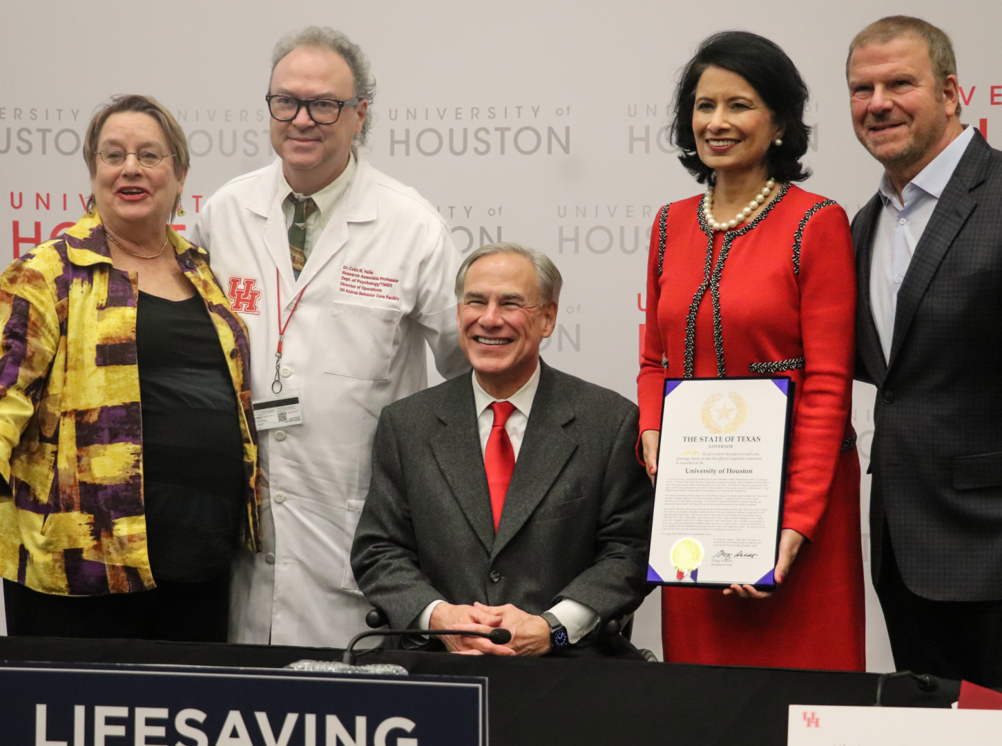 Gov. Greg Abbott awarded President Renu Khator with an official declaration from the governor’s office acknowledging the achievement. | Cindy Rivas Alfaro/The Cougar