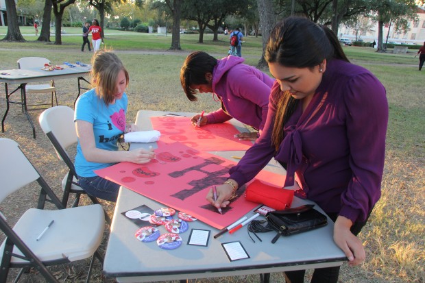 To celebrate the week festivities, the UH Homecoming Board provided students with giveaways, music and crafty activities.| Bethel Glumac/The Daily Cougar