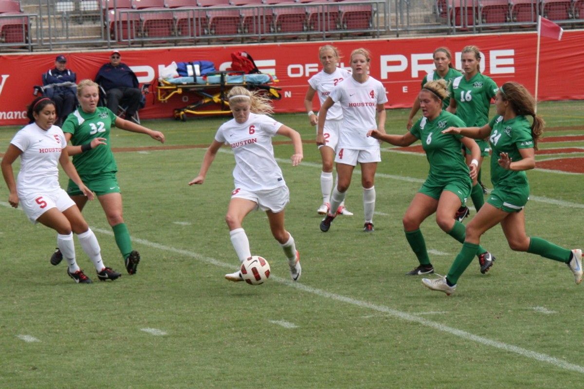 Lauren Hodgon scoots past several Marshall defenders who are trying to stop her path to attempt a shot on goal. | Rebekah Stearns/The Daily Cougar