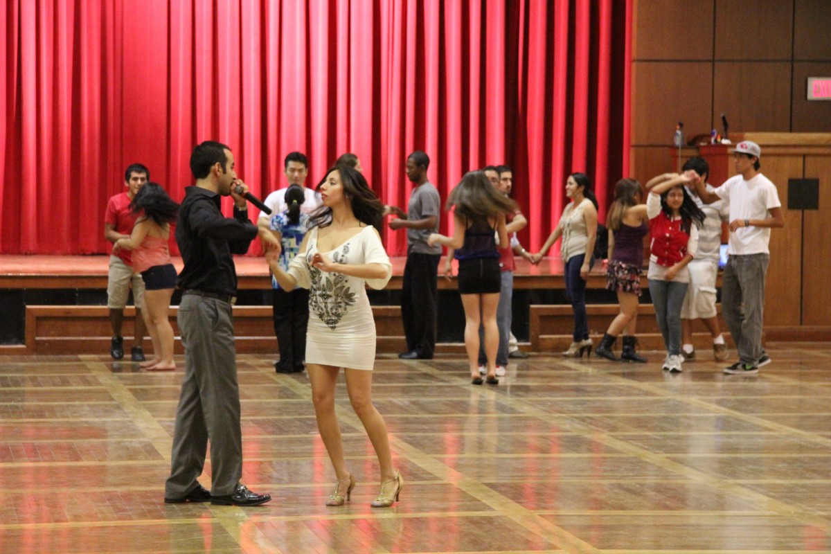 Dance teachers Favian Bustos and Cythia Mendez gave students the groovy steps needed in order to successfully perform salsa dancing moves on the floor | Bethel Glumac/The Daily Cougar