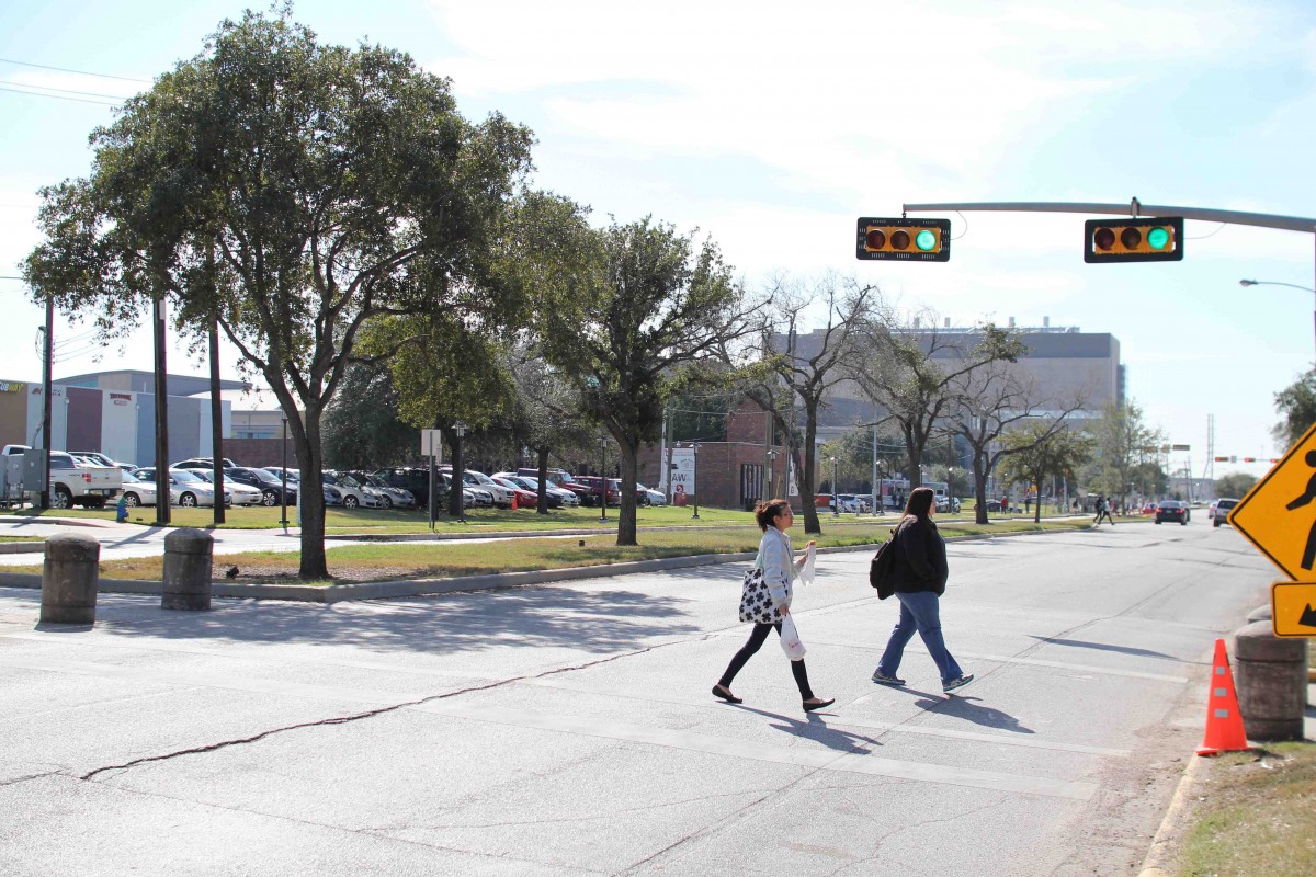 Students cross the street on Calhoun Road. | Rebekah Stearns/The Daily Cougar