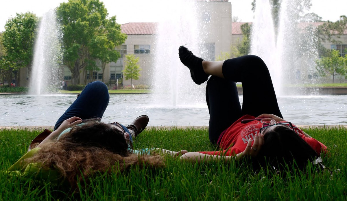 Undeclared junior Frances Silva and accounting senior Anay Silva enjoy a shady day on campus before Houston heat hits again with a mean streak. | Minh Dam/The Daily Cougar