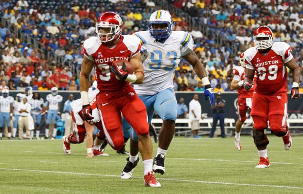 The offensive line has opened holes for sophomore running backs Kenneth Farrow and Ryan Jackson this season. | Justin Tijerina/The Daily Cougar