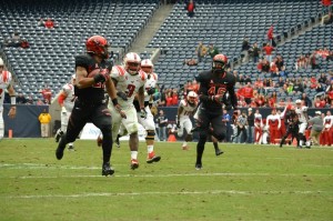 Sophomore defensive end Eric Eiland takes a peek at those chasing him as he returns a fumble 62 yards to the SMU 1-yard line. | Caitlin Hilton