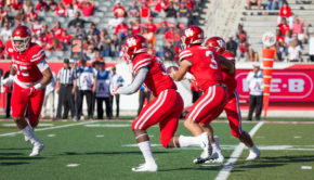 Houston quarterback Clayton Tune extends his arms as he waits for the running back to cross against Cincinnati at TDECU Stadium during the 2019 regular season. | Trevor Nolley/The Cougar