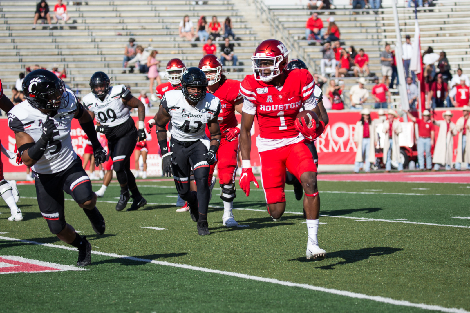 Houston receiver Bryson Smith is chased down by three different Cincinnati defenders during the 2019 season at TDECU Stadium. | Trevor Nolley/The Cougar