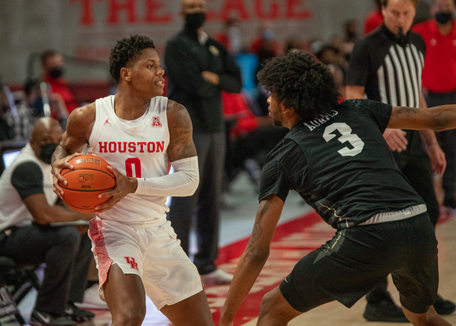 UH guard Marcus Sasser (0) looks on towards his teammates as he waits for a passing lane to open in a game against Central Florida on Jan. 17 at Fertitta Center. | Andy Yanez/The Cougar