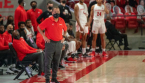 Houston head coach Kelvin Sampson looks on at his team on offense in a game against UCF on Jan. 17 inside of the Fertitta Center. | Andy Yanez/The Cougar