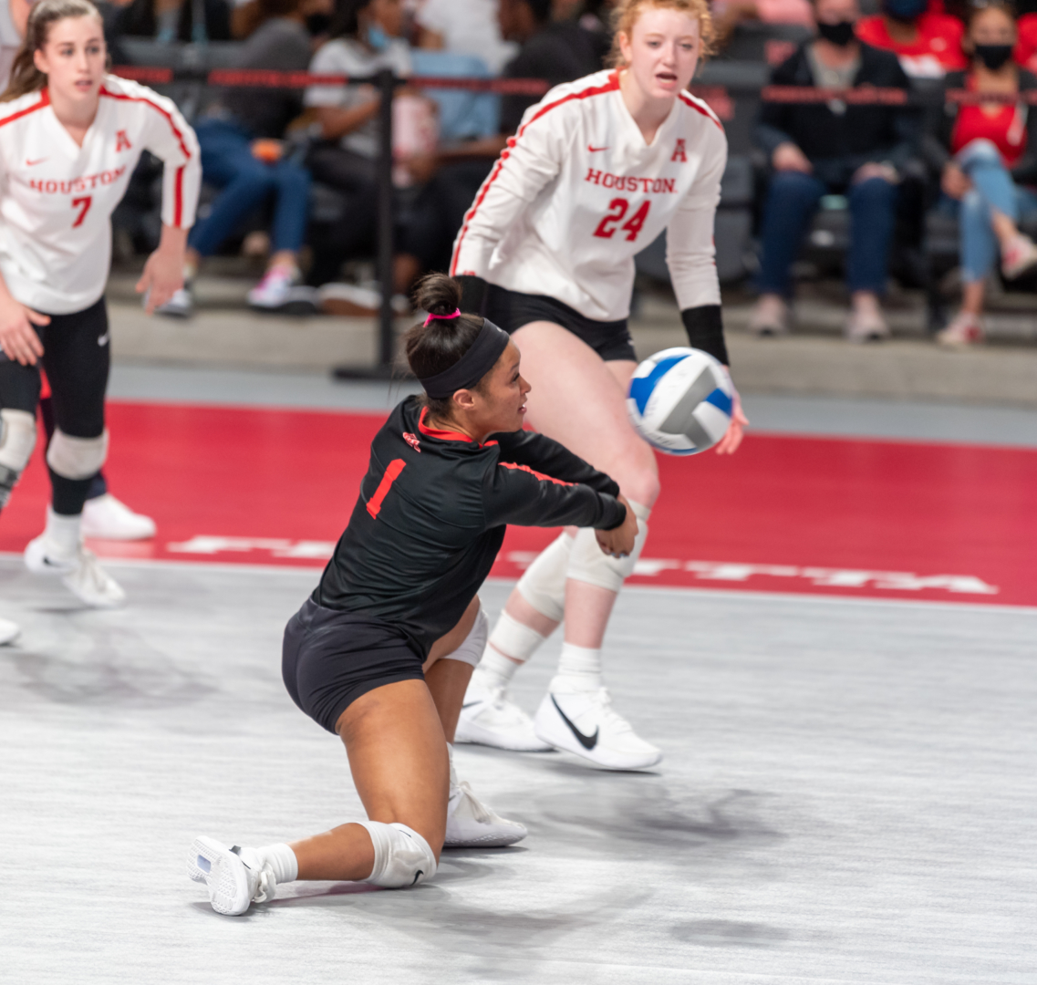 Junior libero Torie Frederick led the Cougars with 20 digs in UH volleyball's loss to No. 6 Baylor | Courtesy of UH athletics