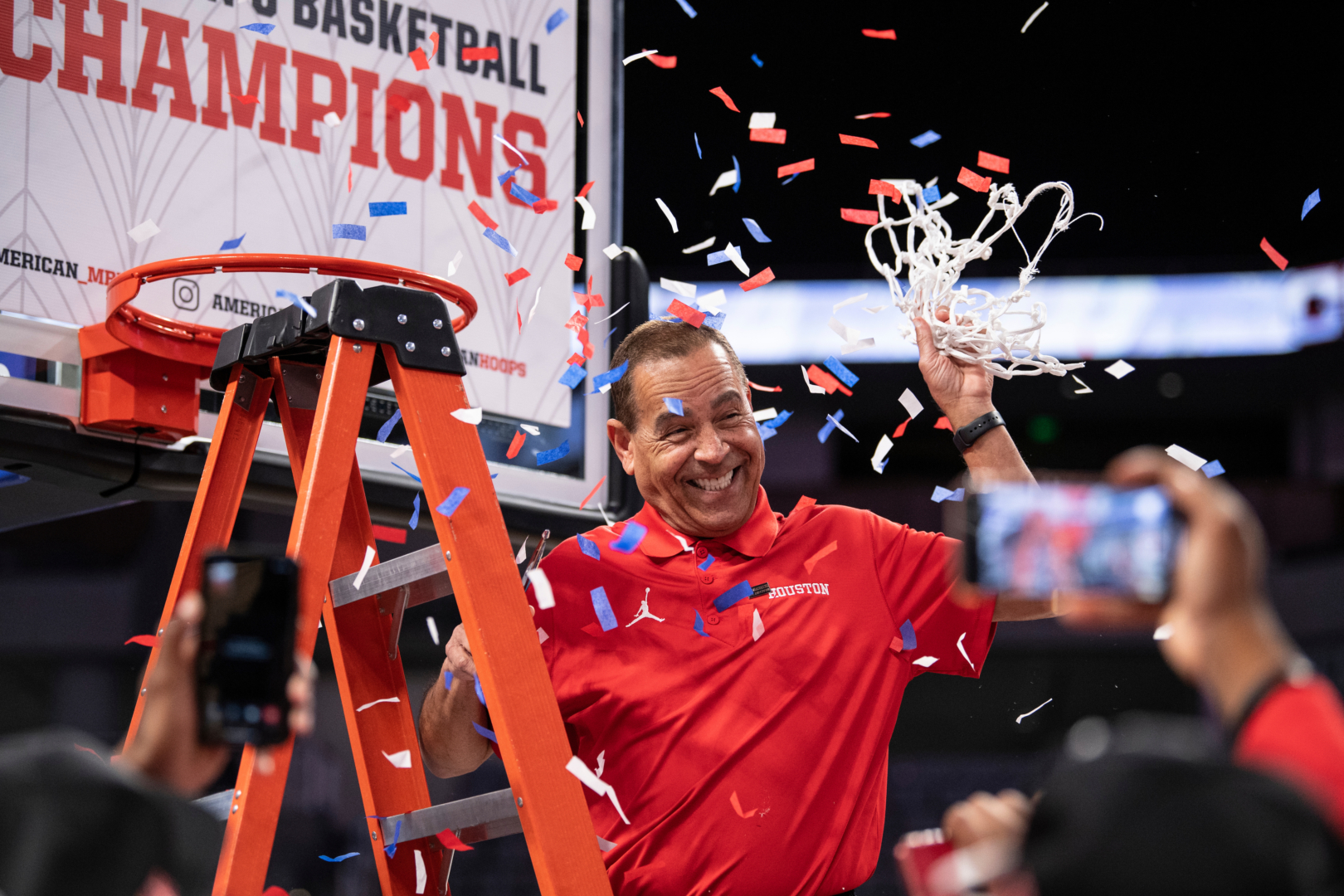 Kelvin Sampson cuts down the net as he celebrates UH basketball's 2021 AAC Tournament title | Courtesy of Ben Solomon/AAC