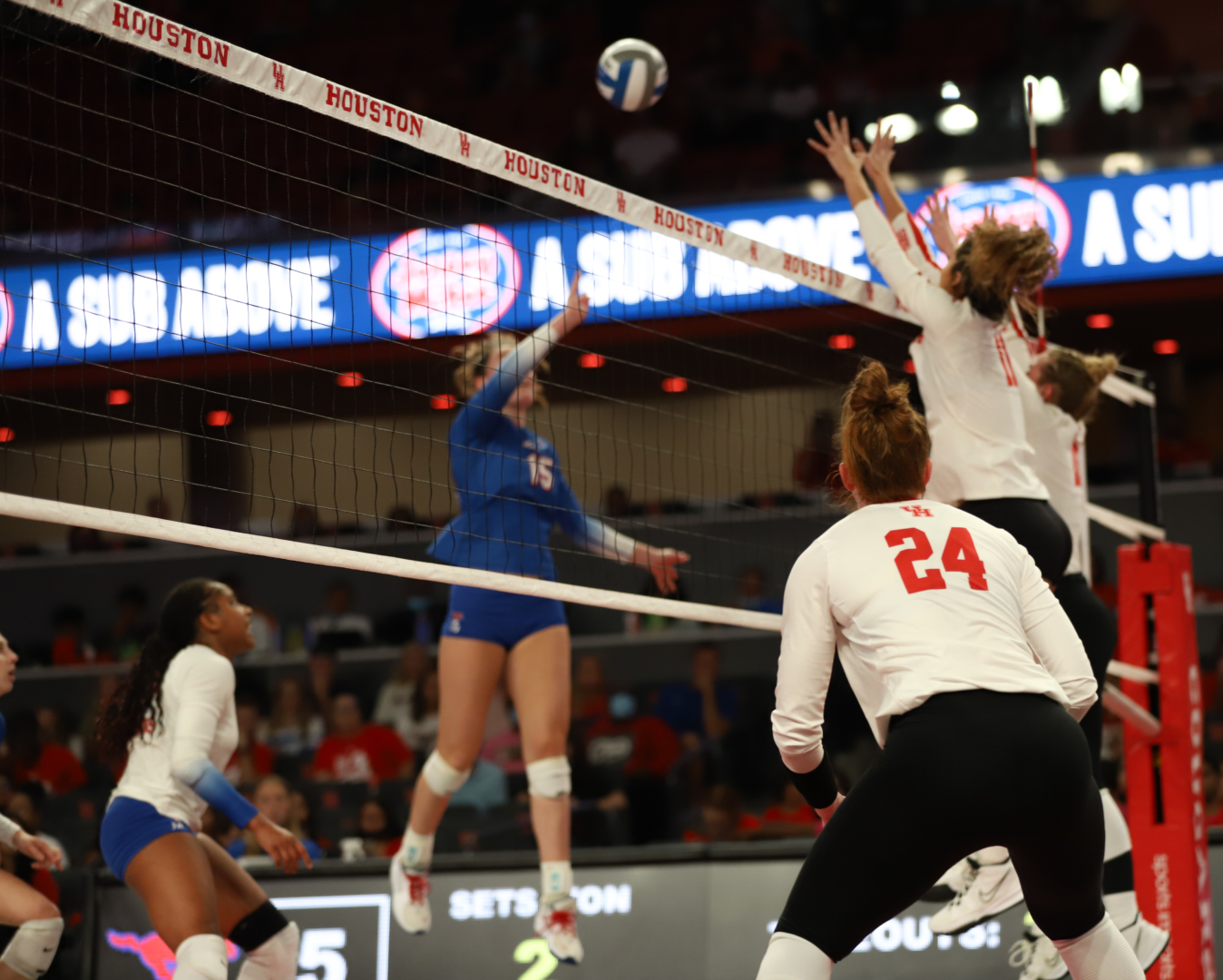 UH volleyball's seven-match win streak was snapped Sunday afternoon as the Cougars fell to SMU 3-1. | Esther Umoh/The Cougar