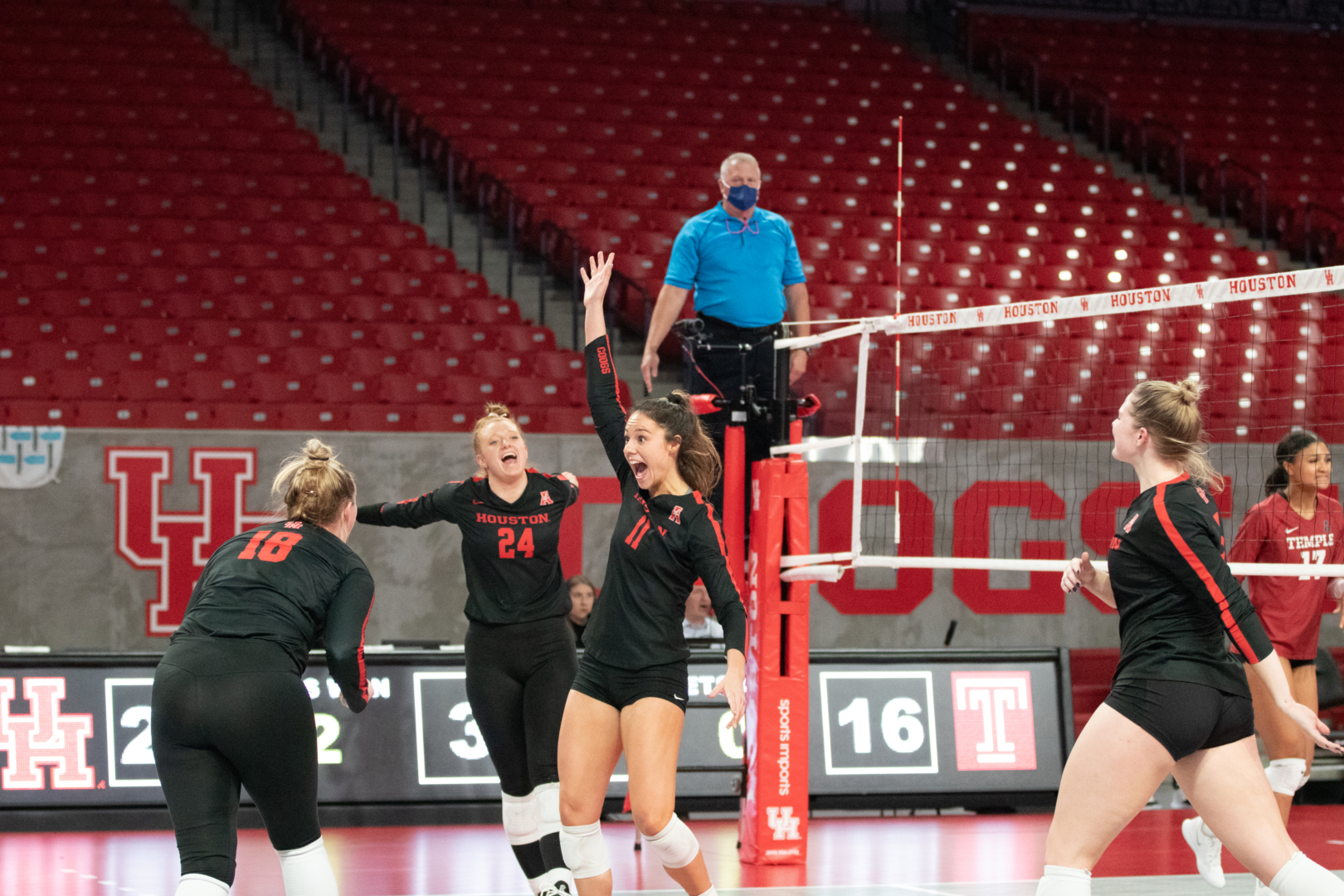UH volleyball won its 23rd match of the season, sweeping Cincinnati on Sunday afternoon. | Esther Umoh/The Cougar