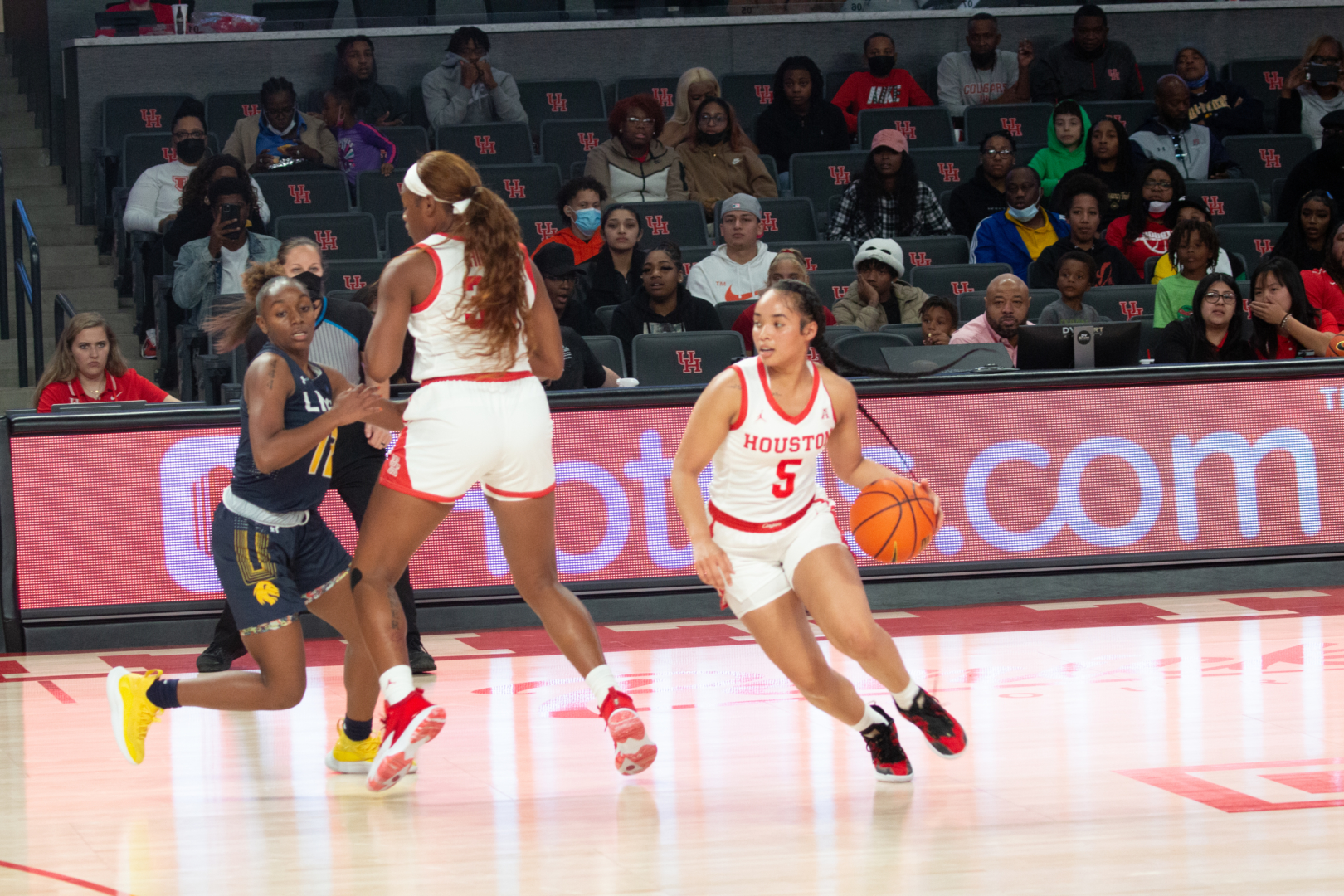 UH women's basketball fell to 3-5 after losing to Alabama on Friday night. | Esther Umoh/The Cougar