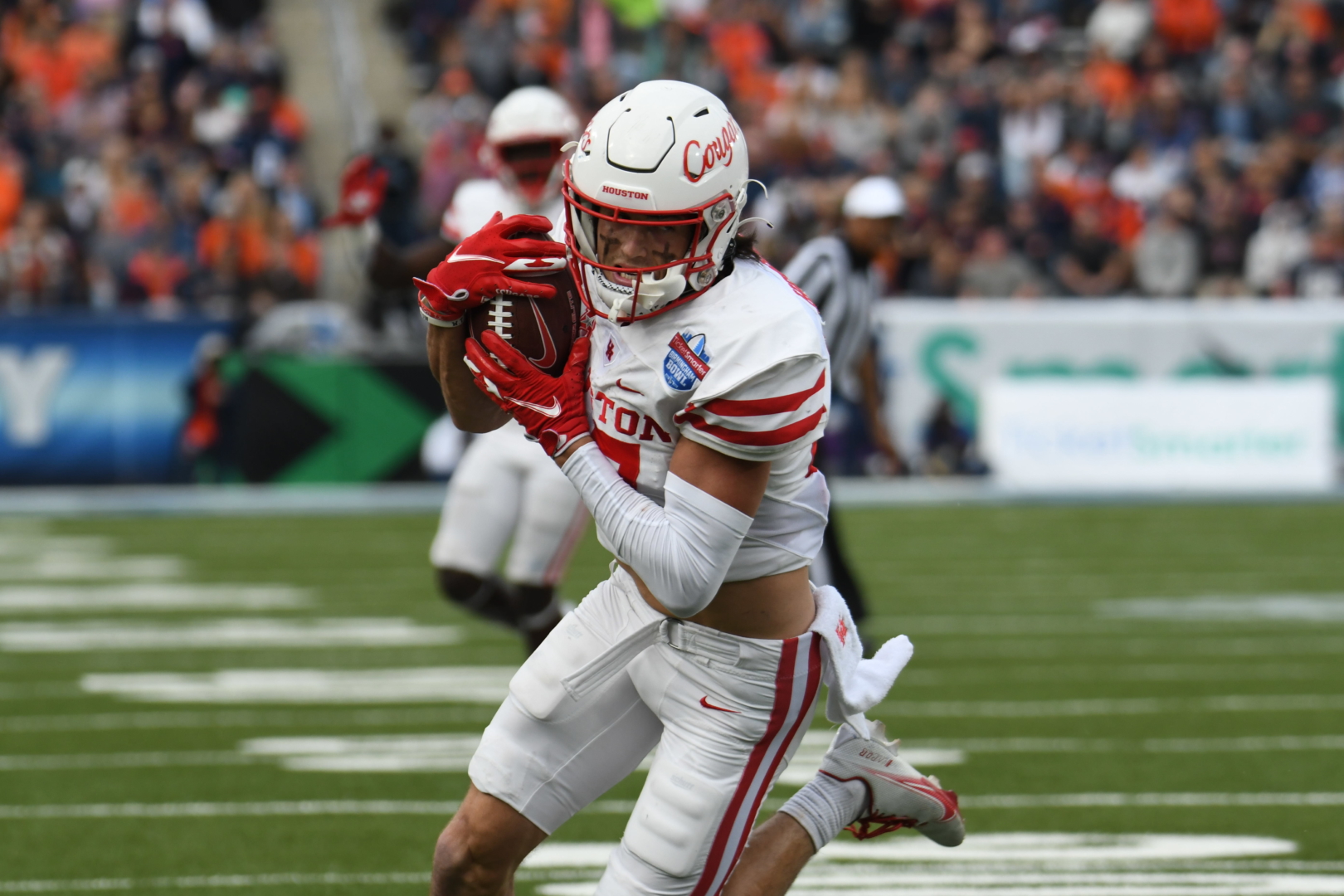 Jake Herslow hauls in a 26-yard touchdown from quarterback Clayton Tune late in the fourth quarter of the Birmingham Bowl to lift UH over Auburn. | Steven Paultanis/The Cougar