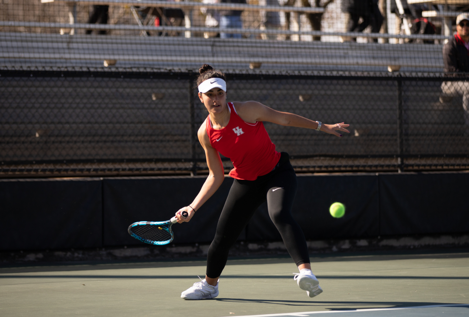 Sophomore Blanca Cortijo Parreno picked up a pair of wins in singles in both her matchups against UTSA and Northwestern State, playing a big role in both of the Cougars wins in the back-to-back matches. | Sean Thomas/The Cougar.