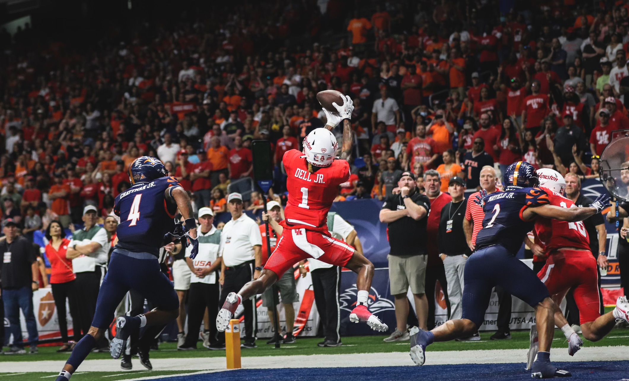 Nathaniel Dell hauls in a two-point conversion pass from Clayton Tune in double overtime of UH football's victory over UTSA on Saturday at the Alamodome. | Sean Thomas/The Cougar