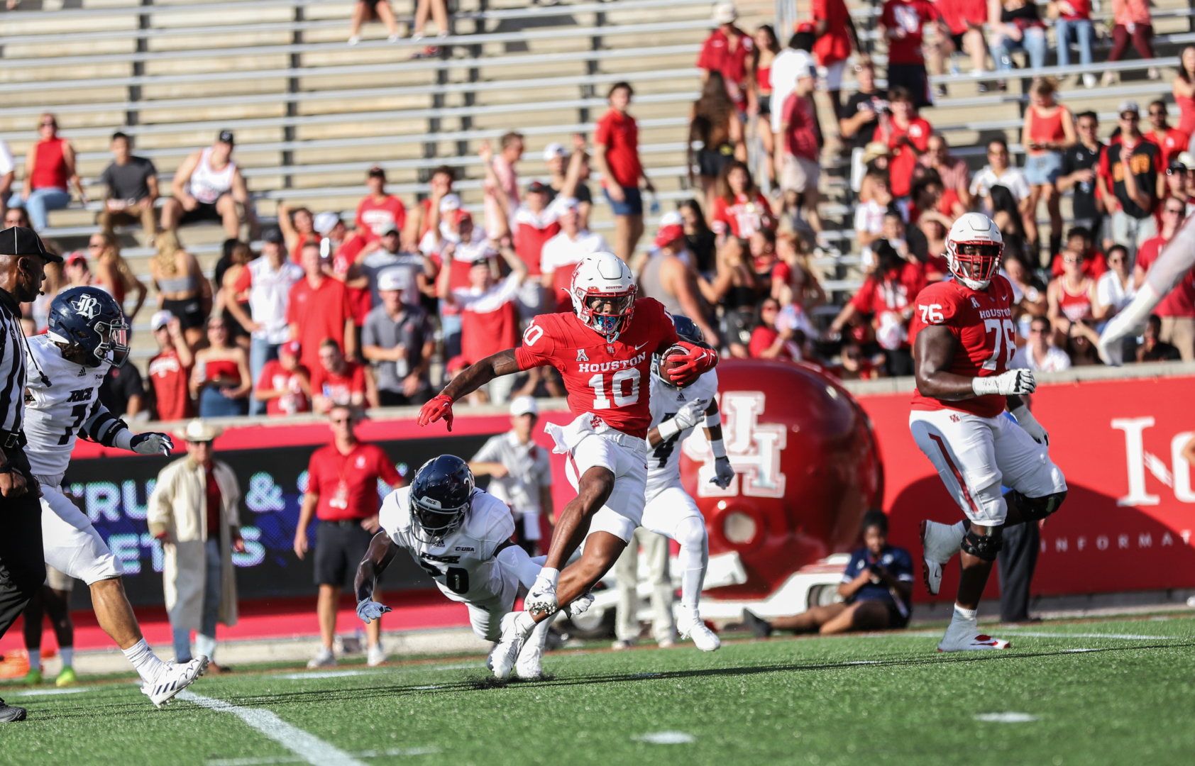 Freshman receiver Matthew Golden takes a screen pass from senior quarterback Clayton Tune 19 yards into the end zone in the first quarter of UH's win over Rice on Saturday night at TDECU Stadium. | Sean Thomas/The Cougar