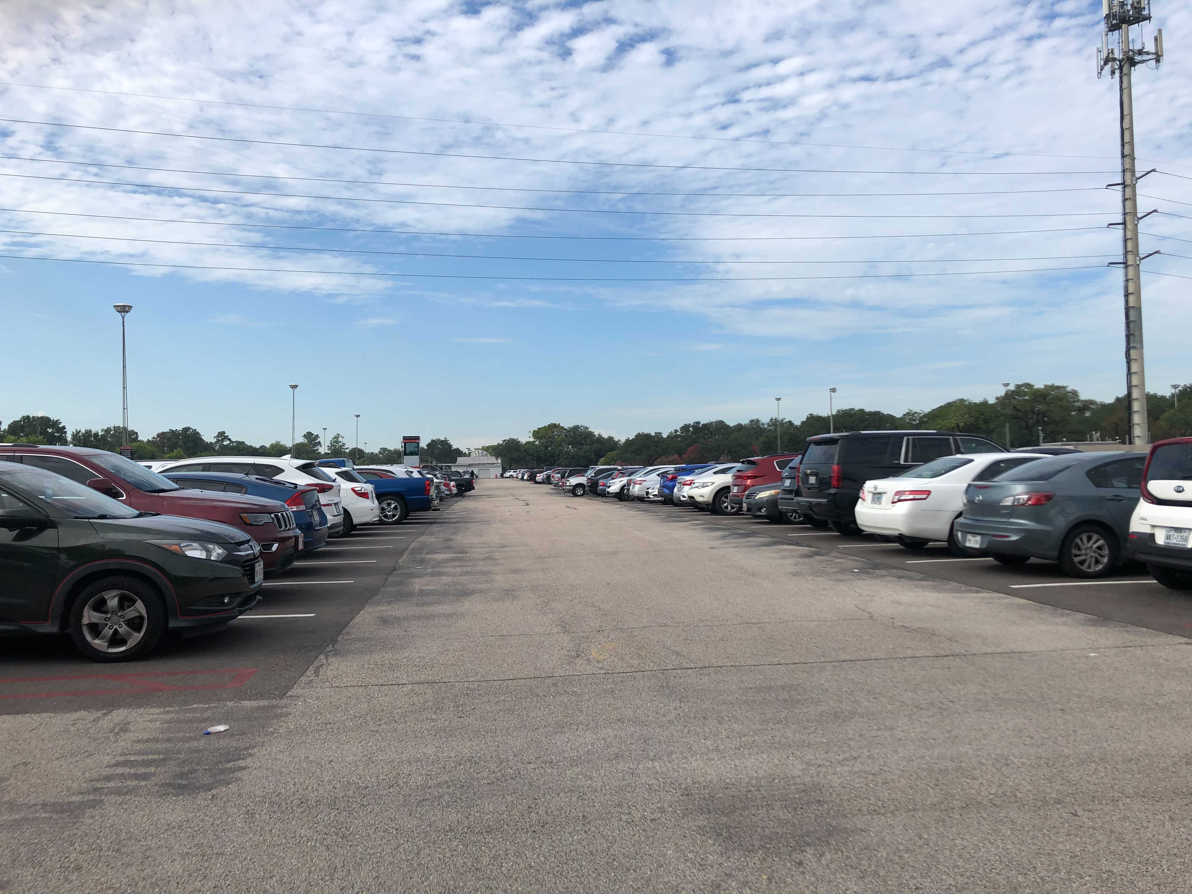 Zone E, on the edge of campus near Cullen Oaks, Cambridge Oaks and The Quad, is regularly congested on class days. | Malachi Key/The Cougar