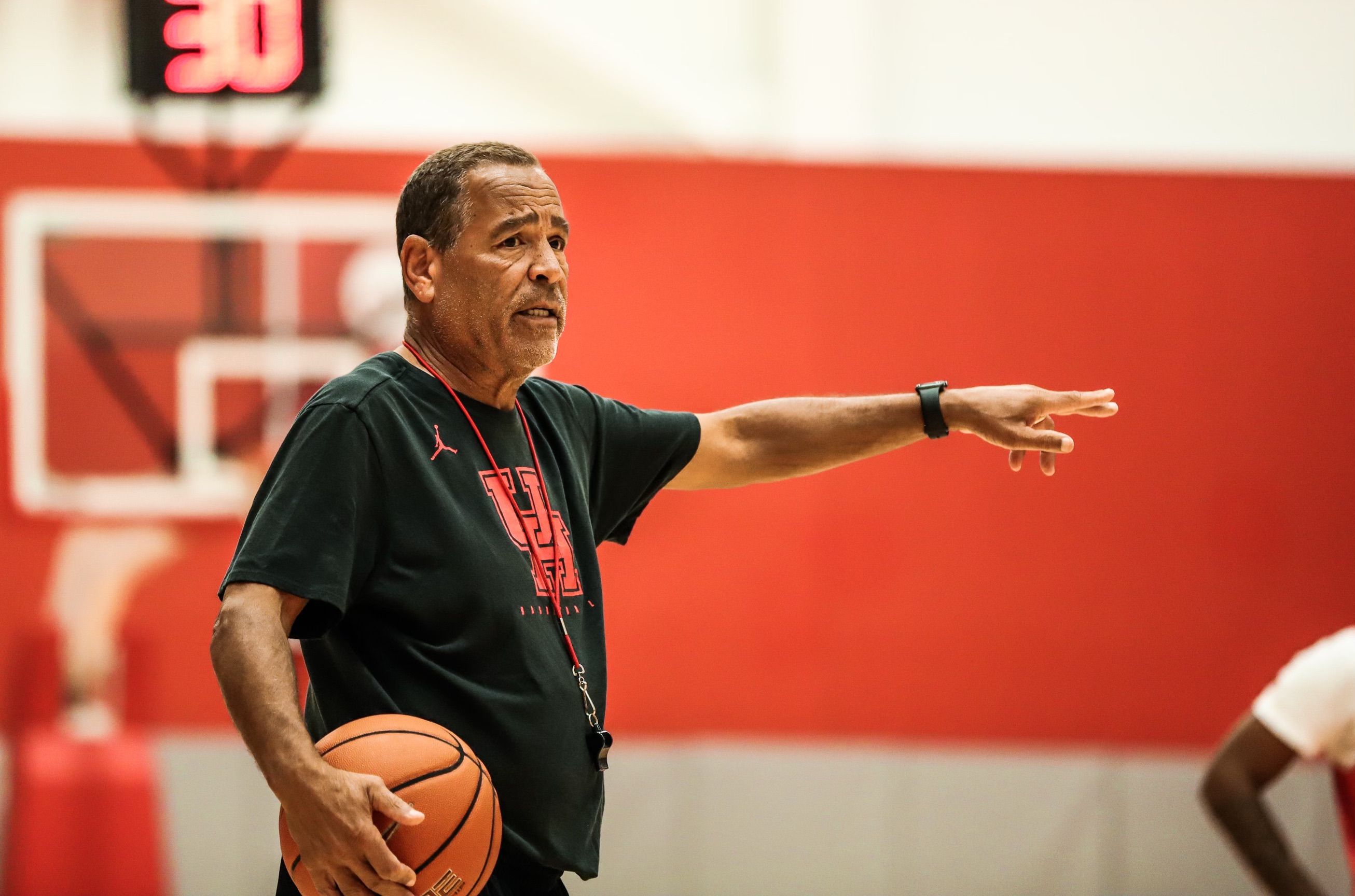 UH men's basketball head coach Kelvin Sampson was in full teaching mode during the Cougars' first practice of the 2022-23 season on Tuesday afternoon. | Sean Thomas/The Cougar