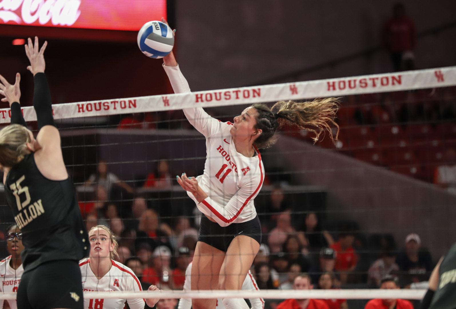 Senior middle blocker Rachel Tullos had a perfect hitting percentage in UH volleyball's win over SMU on Friday. | Sean Thomas/The Cougar