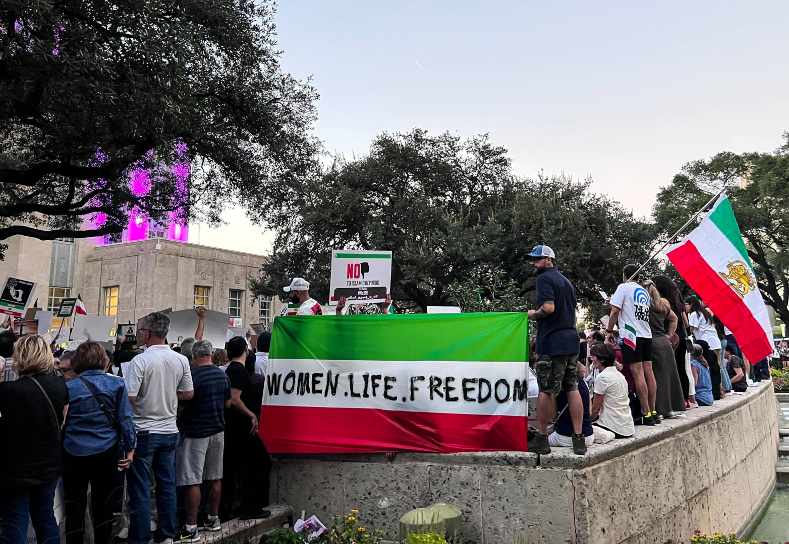 Hundreds of Iranian Americans in Houston gathered to protest Iran’s regime at City Hall over the weekend. | Lisa El-Amin/The Cougar