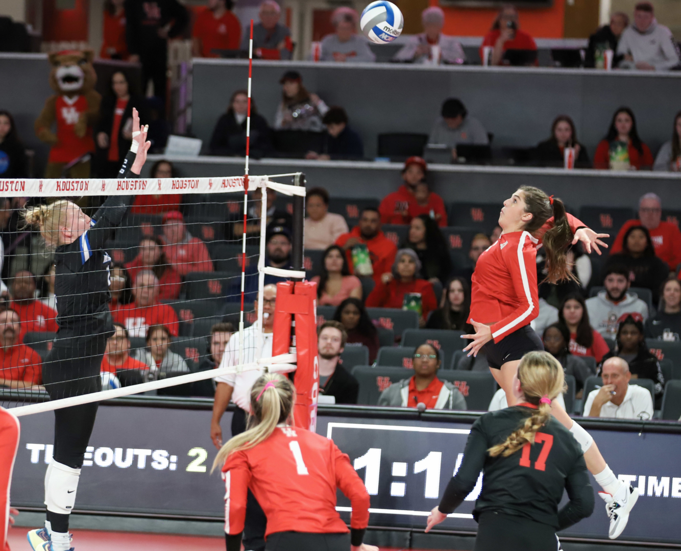 UH volleyball has won a school-record 19 straight matches. | James Mueller/The Cougar